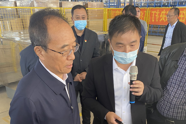 一諾環(huán)境總經(jīng)理騰勝平為各位領(lǐng)導講解我公司超濾膜產(chǎn)品 一諾環(huán)境總經(jīng)理騰勝平為各位領(lǐng)導講解我公司超濾膜產(chǎn)品